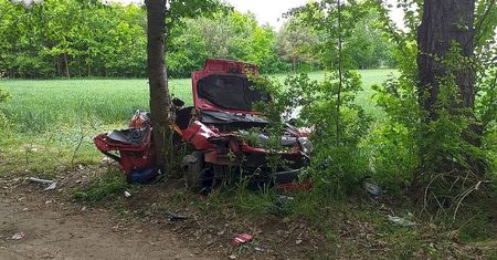 Wypadek w m. Skrzynice Pierwsze. Renault uderzył w drzewo, nie żyje pasażer