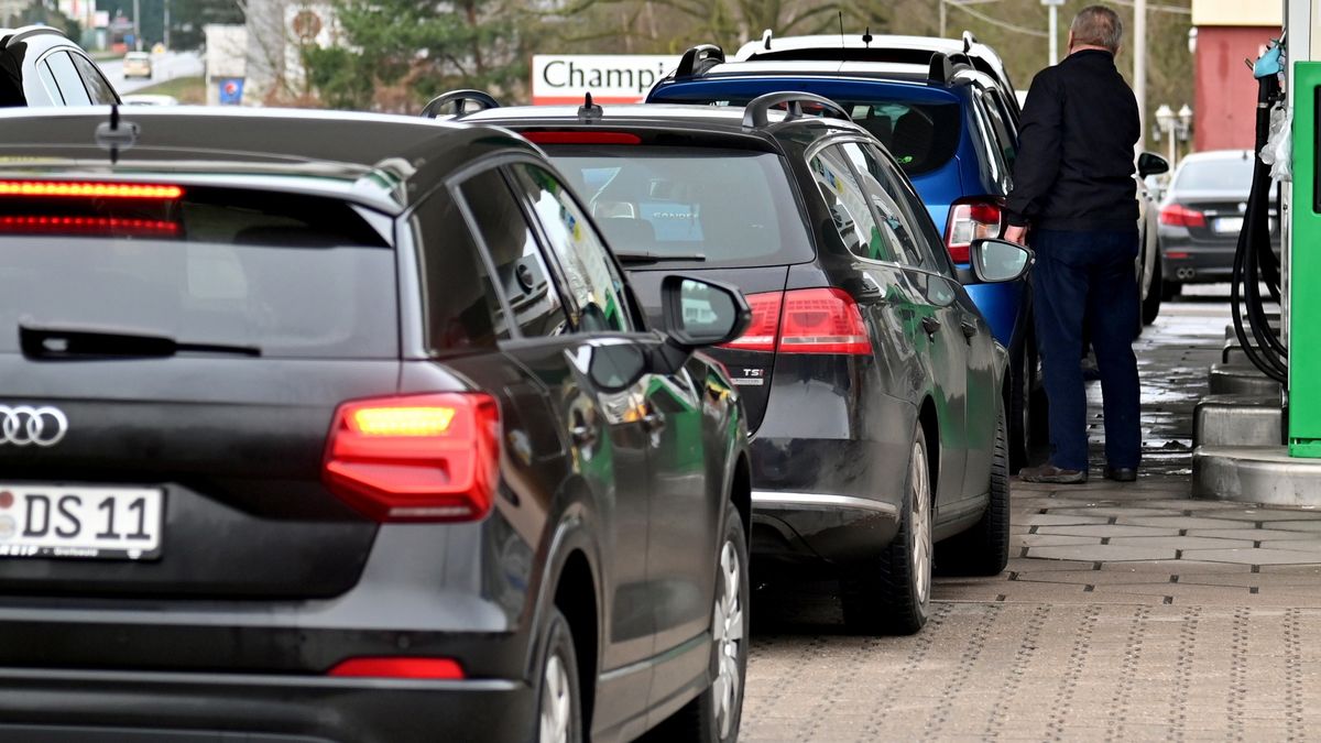 tankowanie
Lubieszyn, 04.01.2022. Niemieccy kierowcy tankuj� paliwo na jednej ze stacji benzynowych w Lubieszynie (pow. policki), 4 bm. Niemieccy u�ytkownicy pojazd�w decyduj� si� na zakup paliwa w naszym kraju z uwagi na du�� r�nic� w cenie. (mb/amb) PAP/Marcin Bielecki
Marcin Bielecki
niemieccy kierowcy tankuj� w Polsce, ni�sze ceny paliw w Polsce, paliwa, stacja benzynowa, stacja paliw, tankowanie, auta, benzyna, lanie, mniej kosztuje, mniejsze koszty, nalewa�, nalewanie, Niemcy, olej nap�dowy, paliwo, pojazdy, ropa, r�nica cen, r�nica cenowa, samochody, ta�sze, wlewanie, z zachodu, zachodni s�siedzi, dystrybutor, dystrybutory, brat romana giertycha, rodzina