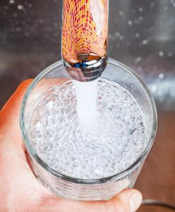 Woda alkaliczna – co warto o niej wiedzieć