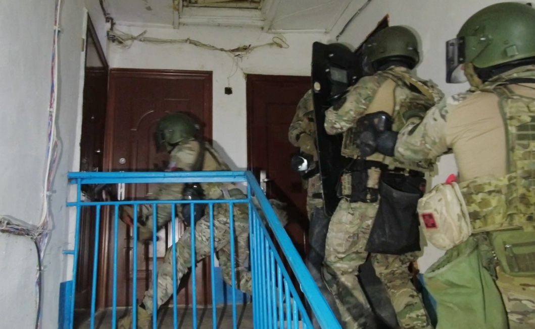 Żołnierze FSB w akcji w Sumferopolu na Krymie