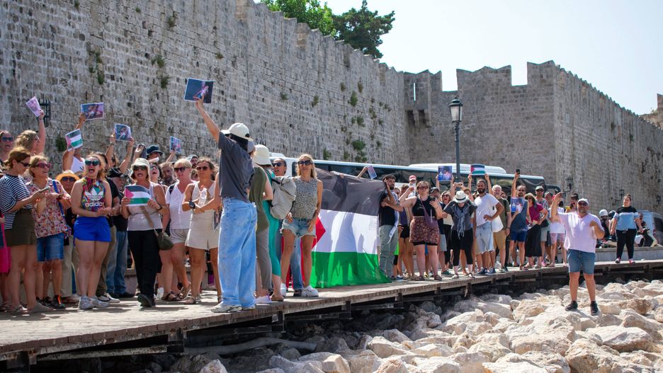 Grecja wzmacnia ochronę turystów z Izraela. Będą "surowsze działania" (na zdjęciu: propalestyńscy demonstranci na Rodos)