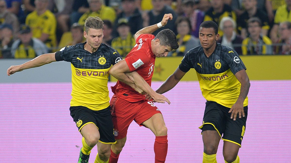 DORTMUND, GERMANY - AUGUST 03: Lukasz Piszczek of Borussia Dortmund, Robert Lewandowski of FC Bayern Muenchen and Manuel Akanji of Borussia Dortmund battle for the ball during the DFL Supercup 2019 match between Borussia Dortmund and FC Bayern Muenchen at Signal Iduna Park on August 3, 2019 in Dortmund, Germany. (Photo by TF-Images/Getty Images)
