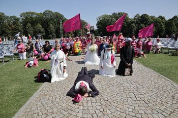 Jasna Góra: 44. Kielecka Piesza Pielgrzymka. Piękne świadectwo wiary i ogromne wzruszenie pątników. Byli też nowożeńcy! Zobacz zdjęcia