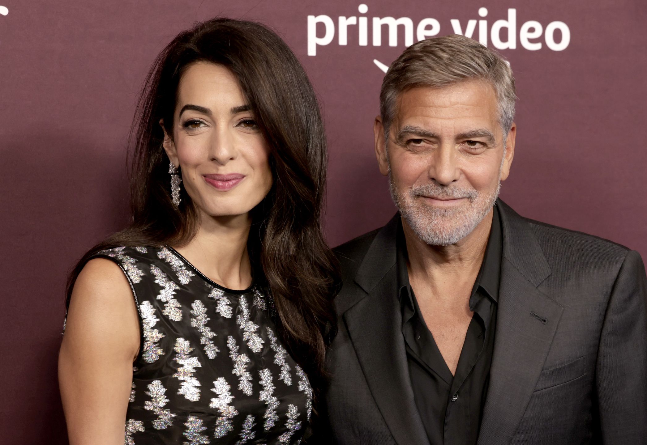 George Clooney i Amal Clooney pozują na premierze w Los Angeles