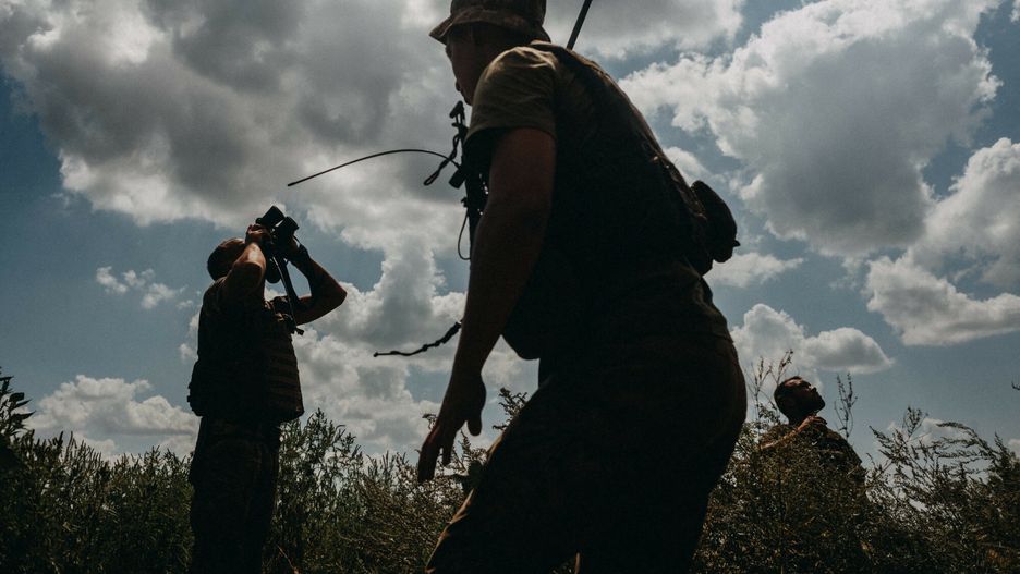 Wojna w Ukrainie rok 2023
NEW YORK, DONBASS, UKRAINE - AUGUST 08: Ukrainian soldiers from the 24th separate mechanized brigade, named after King Danylo, monitor the sky in air defense positions near New York, Donbass, Ukraine on August 08, 2023. New York had nearly had ten thousand residents before the war, and despite the constant shelling of Russian forces, there are still approximately a thousand residents here. Although the frontline here is stable, Russian forces are positioned about 700-800 meters away, so the city is under constant fire. Wojciech Grzedzinski / Anadolu Agency/ABACAPRESS.COM
AA/ABACA