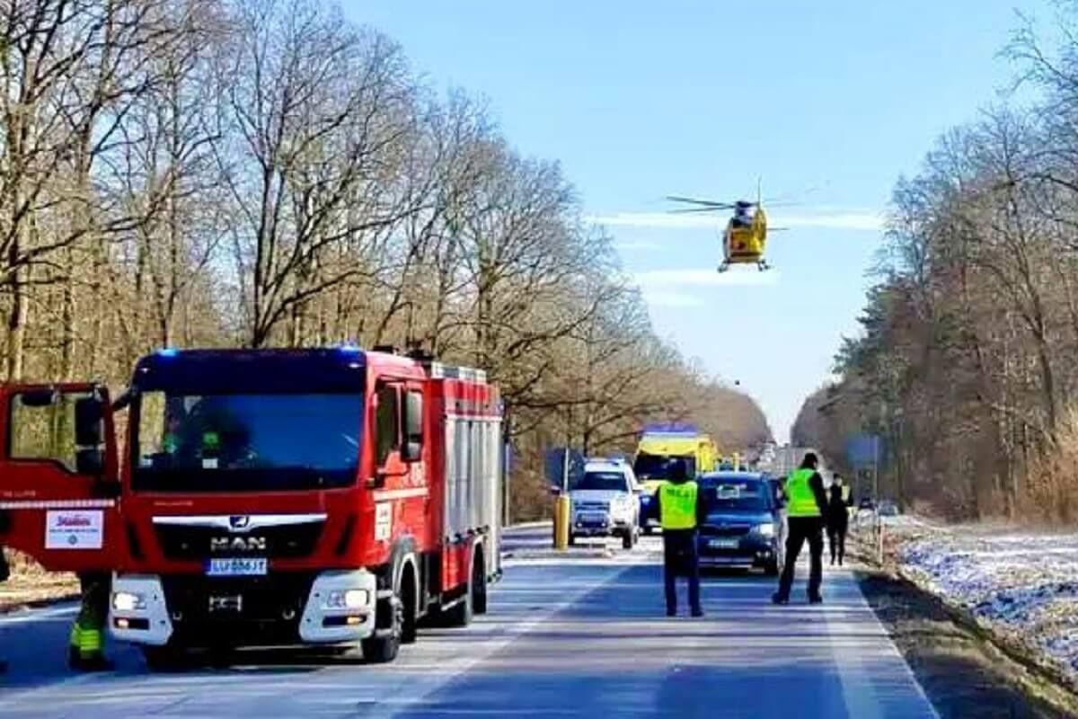 Helikopter LPR odlatujący z miejsca wypadku