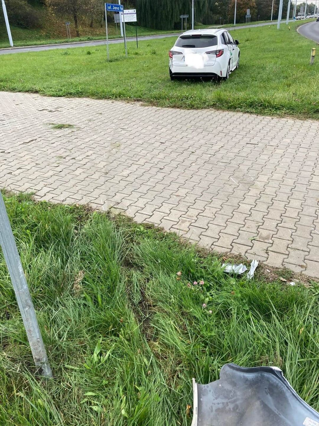 Suzuki wypadło z drogi i uderzyło w znak drogowy i potrąciło dziecko w wózku