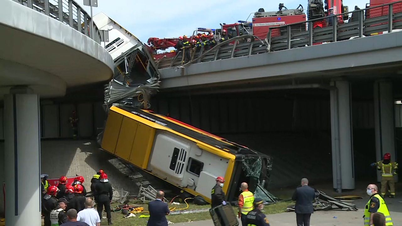 Połowa przegubowego autobusu spadła z wiaduktu na Wisłostradę.
