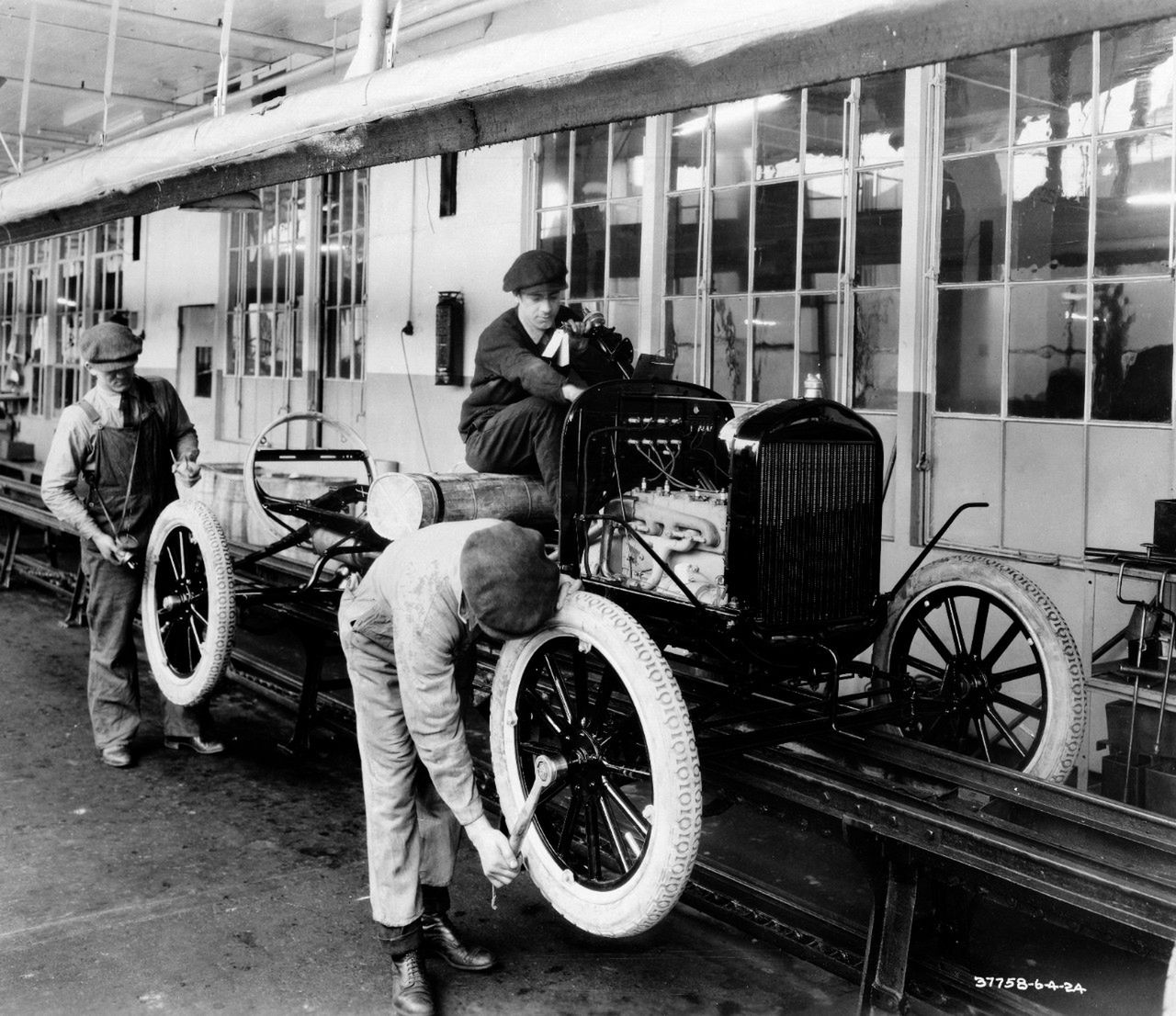 Ford T - pierwszy samochód produkowany seryjnie.