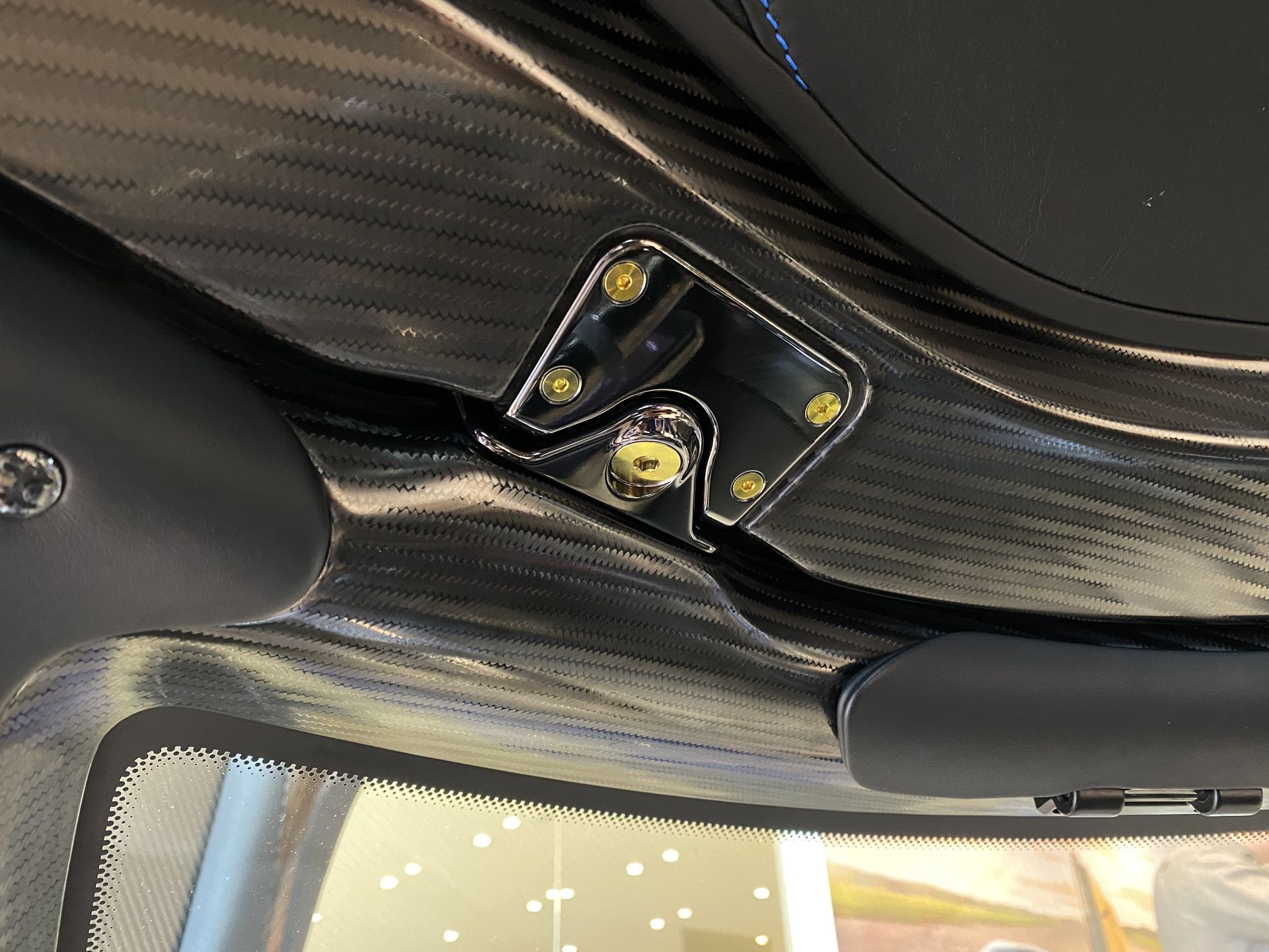 Koenigsegg Jesko – mocowanie panelu dachowego