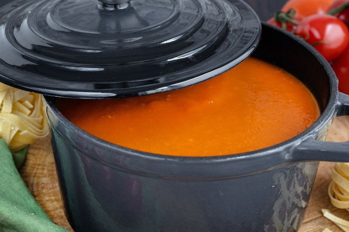Zupę pomidorową możesz zabielić serkiem mascarpone