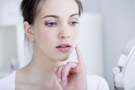 Zimno na ustach - co wywołuje opryszczkę, objawy, profilaktyka, leczenie