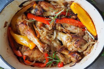 Kurczak pieczony z papryką. Jakub Kuroń podpowiada trik na karmelizowaną cebulę