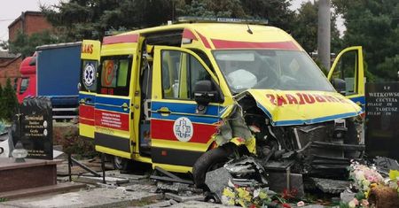 Karetka na cmentarzu. Kierowca stracił panowanie nad pojazdem