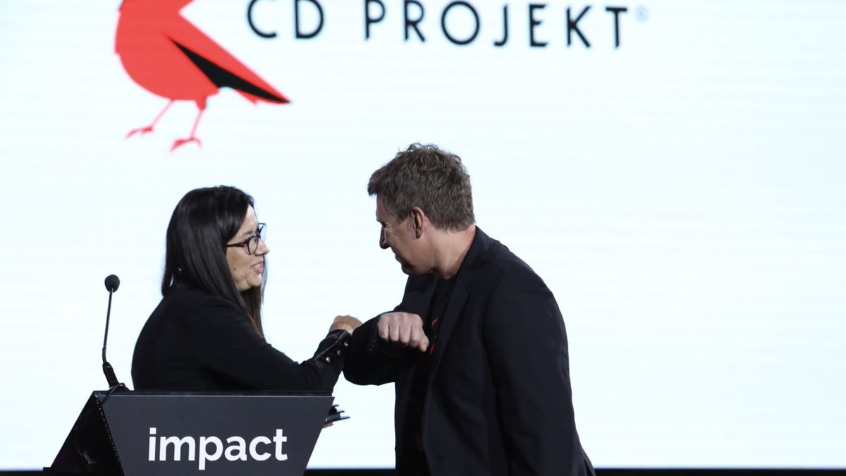 Prezes CD Projekt Adam Kiciński odbiera nagrodę 25-lecia WP z rąk Joanny Pawlak, prezes Wirtualna Polska Media .