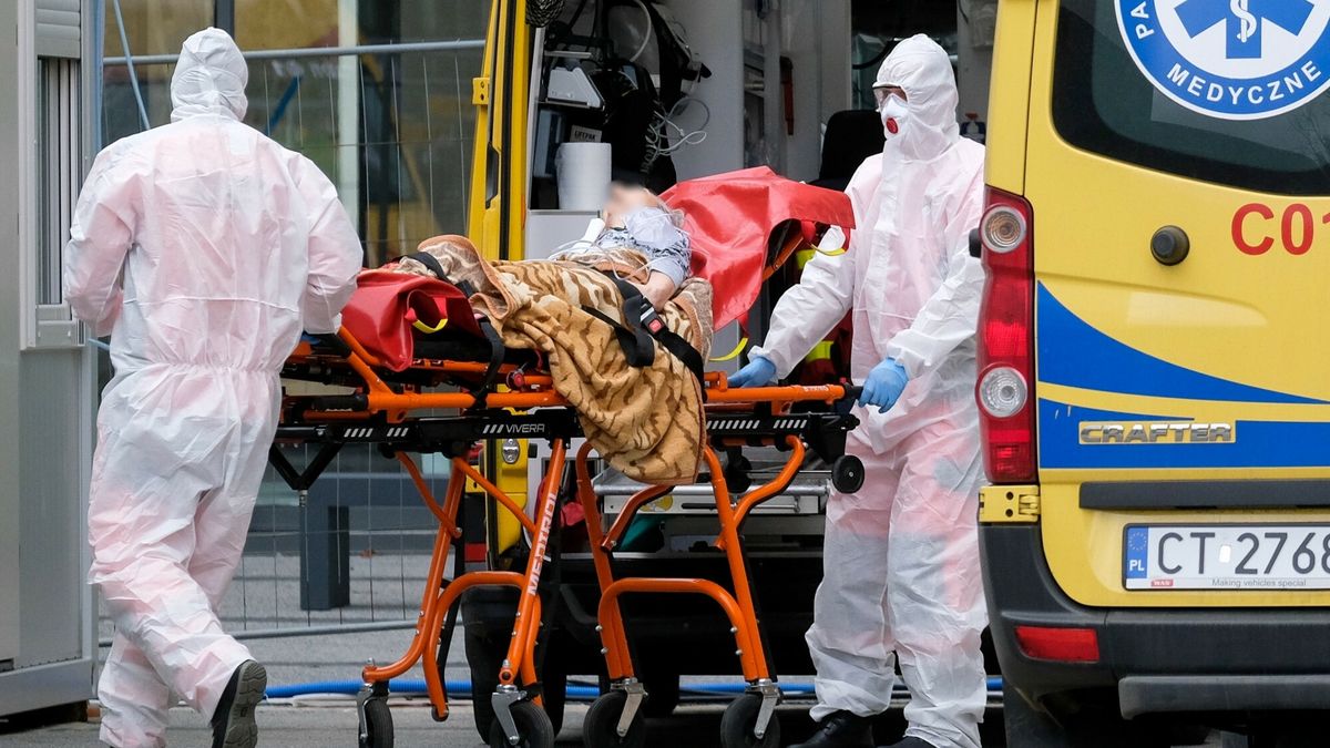 Polaków wciąż umiera rekordowo dużo. Trwa druga fala zgonów