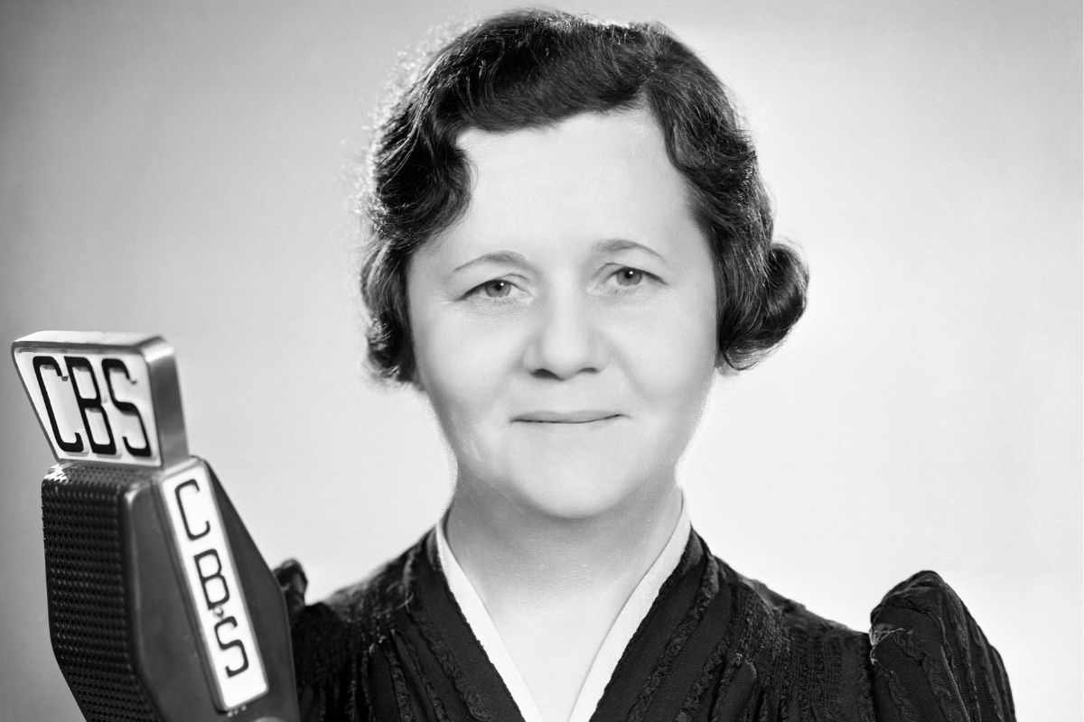 Urodziła się w Warszawie. Przeżyła katastrofę Titanica