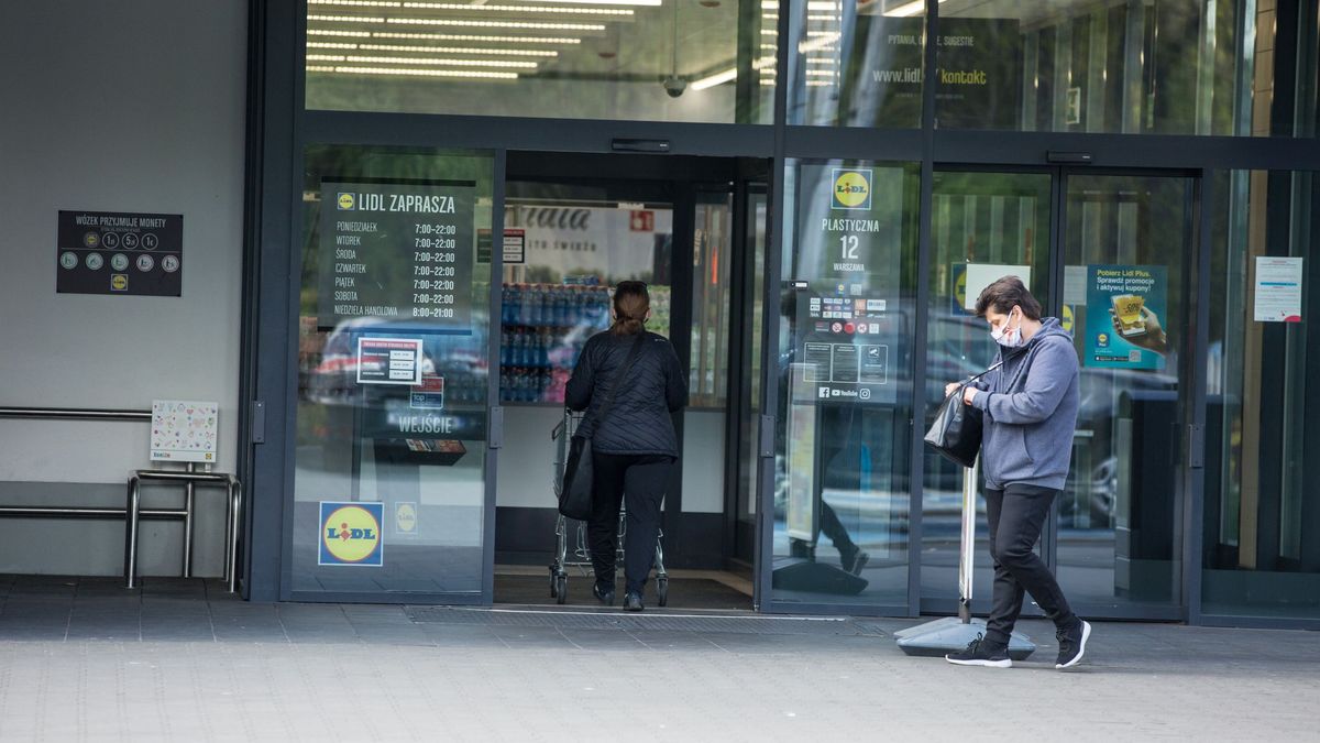 Od soboty nie będzie już limitów klientów w sklepach. Zakupy zrobi jednocześnie tyle osób, ile będzie potrzebowało