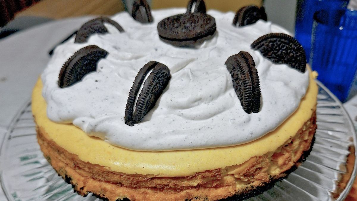 Sernik dyniowy z ciastkami oreo jest doskonały na koniec jesieni