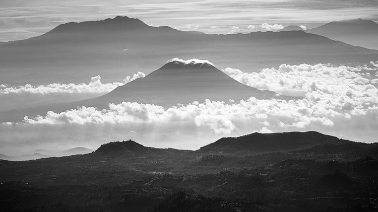 Kojące indonezyjskie krajobrazy w czerni i bieli 1
