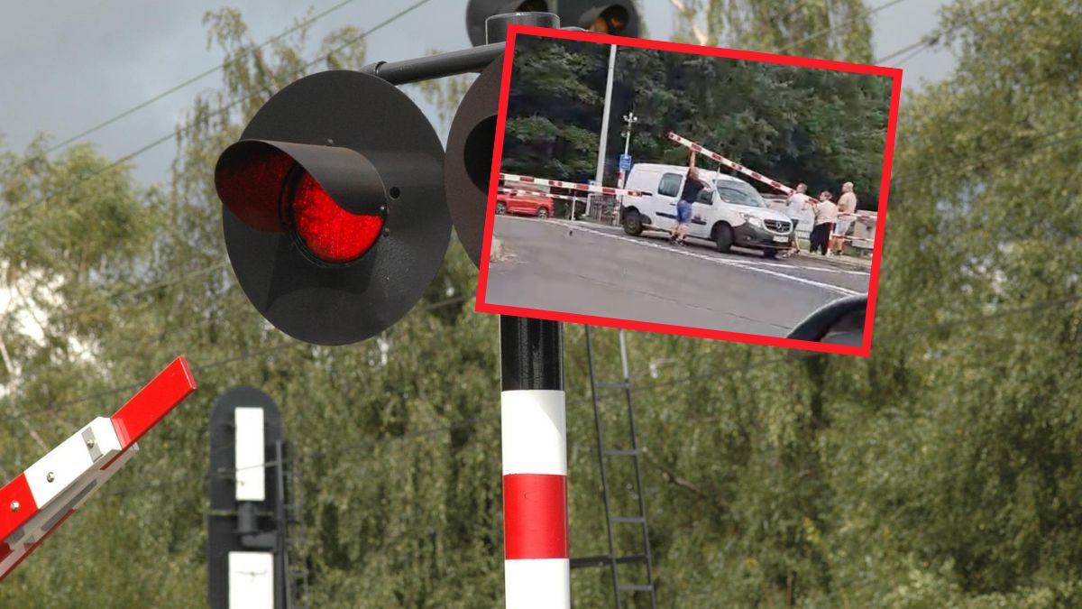  Samochód utknął na przejeździe kolejowym w Puszczykowie