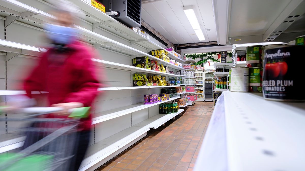 Puste półki straszą w brytyjskich sklepach 