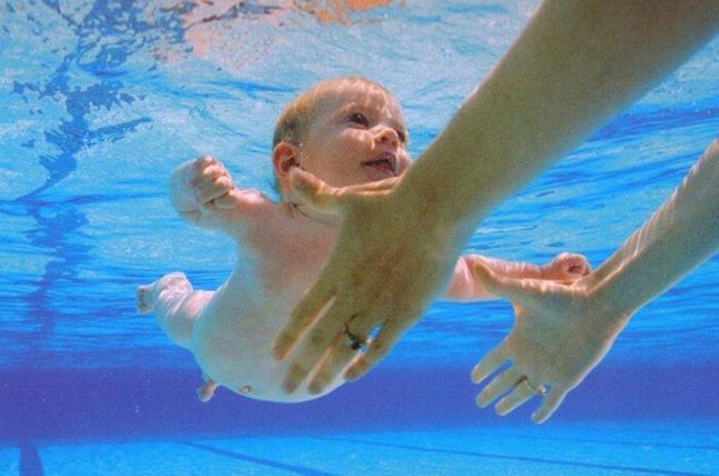 Wyciąganie z basenu Spencera Eldena, który znalazł się jako niemowlę na okładce albumu legendarnego zespołu Nirvana - Nevermind.