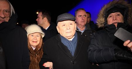 Elegancka kobieta u boku Kaczyńskiego. Wiemy, kim jest