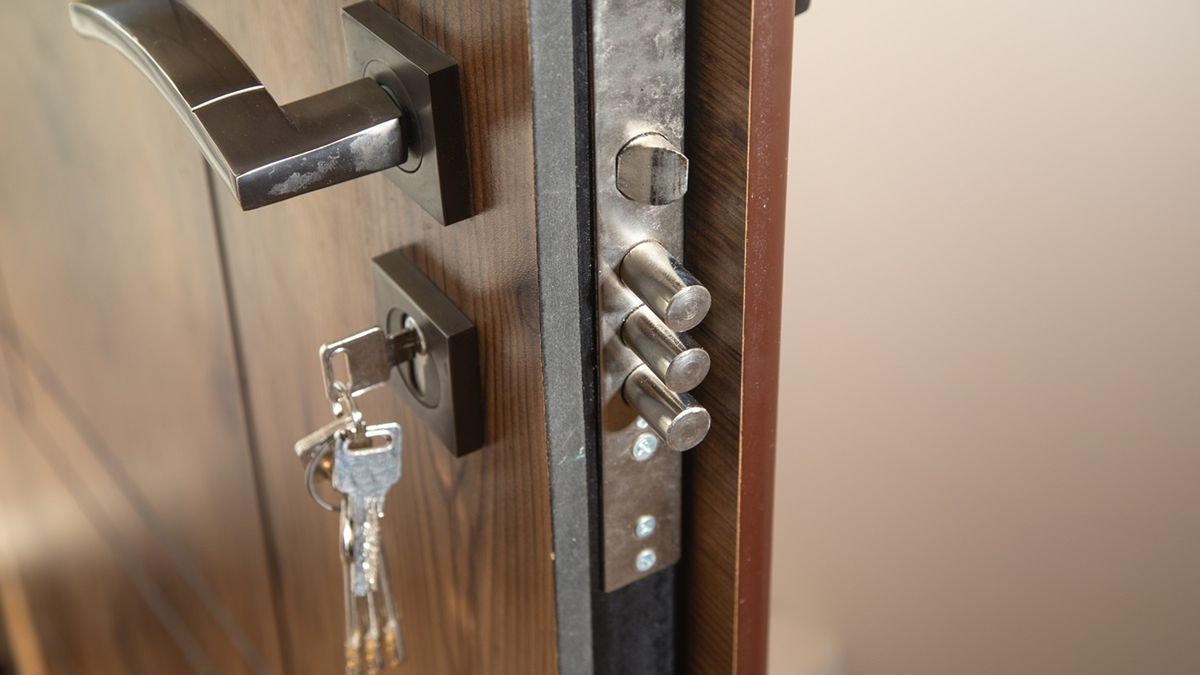 Dlaczego klucz w zamku przy drzwiach to zły pomysł