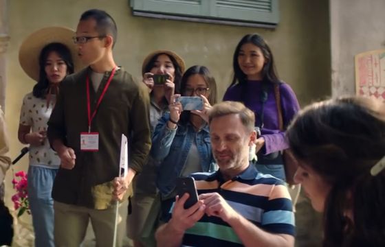 PKO BP: wakacyjny luz reklamuje Konto za Zero z kartą wielowalutową i aplikacją IKO (wideo)