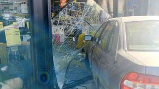 Pisz: Co za zdarzenie. 92-latka pomyliła pedały i wjechała Volvo do sklepu (ZDJĘCIA)