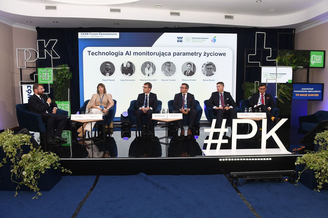 Panel „Technologia AI monitorująca parametry życiowe”. Od lewej siedzą: moderator: dr hab. inż. Paweł Pławiak, prof. PK - Dziekan Wydziału Informatyki i Telekomunikacji, Ligia Kornowska, Dyrektor Zarządzająca, Polska Federacja Szpitali, Wojciech Szczeklik, Kierownik Kliniki Intensywnej Terapii i Anestezjologii, 5 Wojskowy Szpital Kliniczny z Polikliniką SPZOZ w Krakowie, Konrad Taranek, Prezes, String Polska, Mateusz Franke, Ekspert ds. Regulacji AI Act, Ftl, Maciej Gocyła, CEO, Spina Lab.