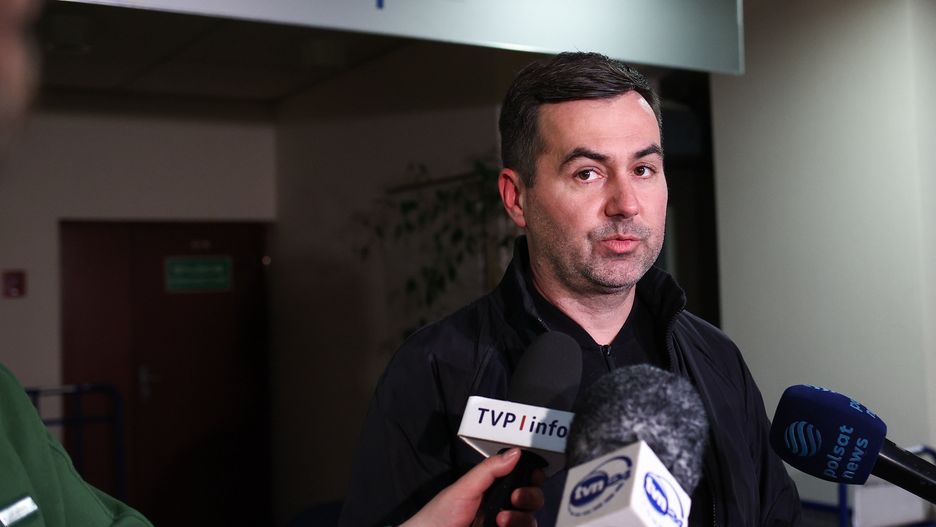 Katowice, 06.02.2025. Błażej Spychalski udziela wypowiedzi dla mediów po zakończonym przesłuchaniu w Wydziale Zamiejscowym Prokuratury Krajowej w Katowicach, 6 bm. Były rzecznik prezydenta RP został dziś zatrzymany przez agentów Centralnego Biura Antykorupcyjnego w związku ze sprawą nieprawidłowości wykrytych w Collegium Humanum. (amb) PAP/Jarek Praszkiewicz