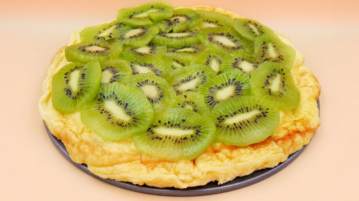 Omlet przełóż na talerz i na górze rozłóż kiwi