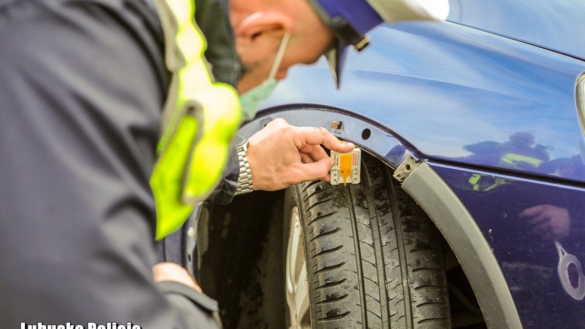 Policjant może skontrolować stan opon