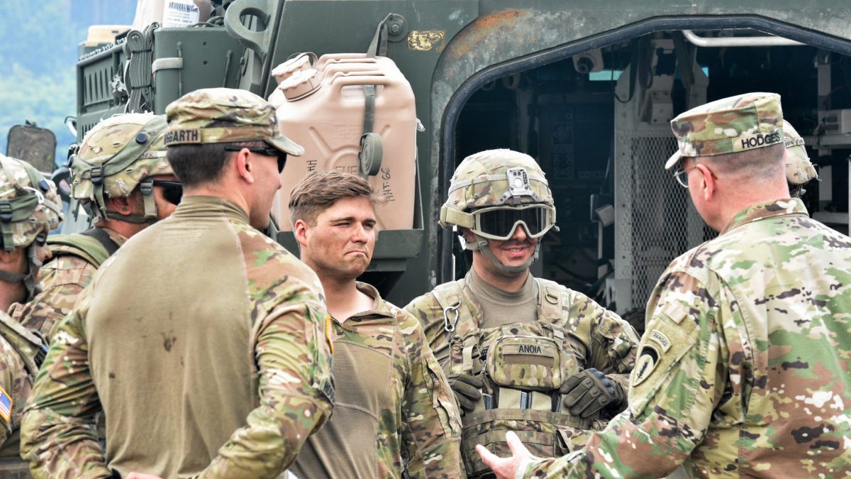 Żołnierze na poligonie w Orzyszu; zdj. archiwalne