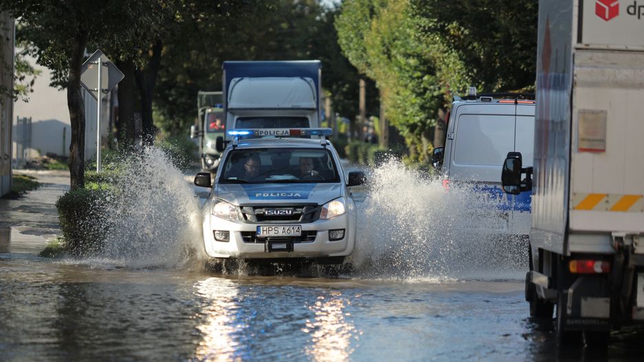 Miasta po przej?ciu fali powodziowej
20.09.2024 Lewin Brzeski , woj. opolskie . Mieszkancy i sluzby usuwaja skutki powodzi .

fot. Marcin Rutkiewicz/REPORTER
Marcin Rutkiewicz/REPORTER