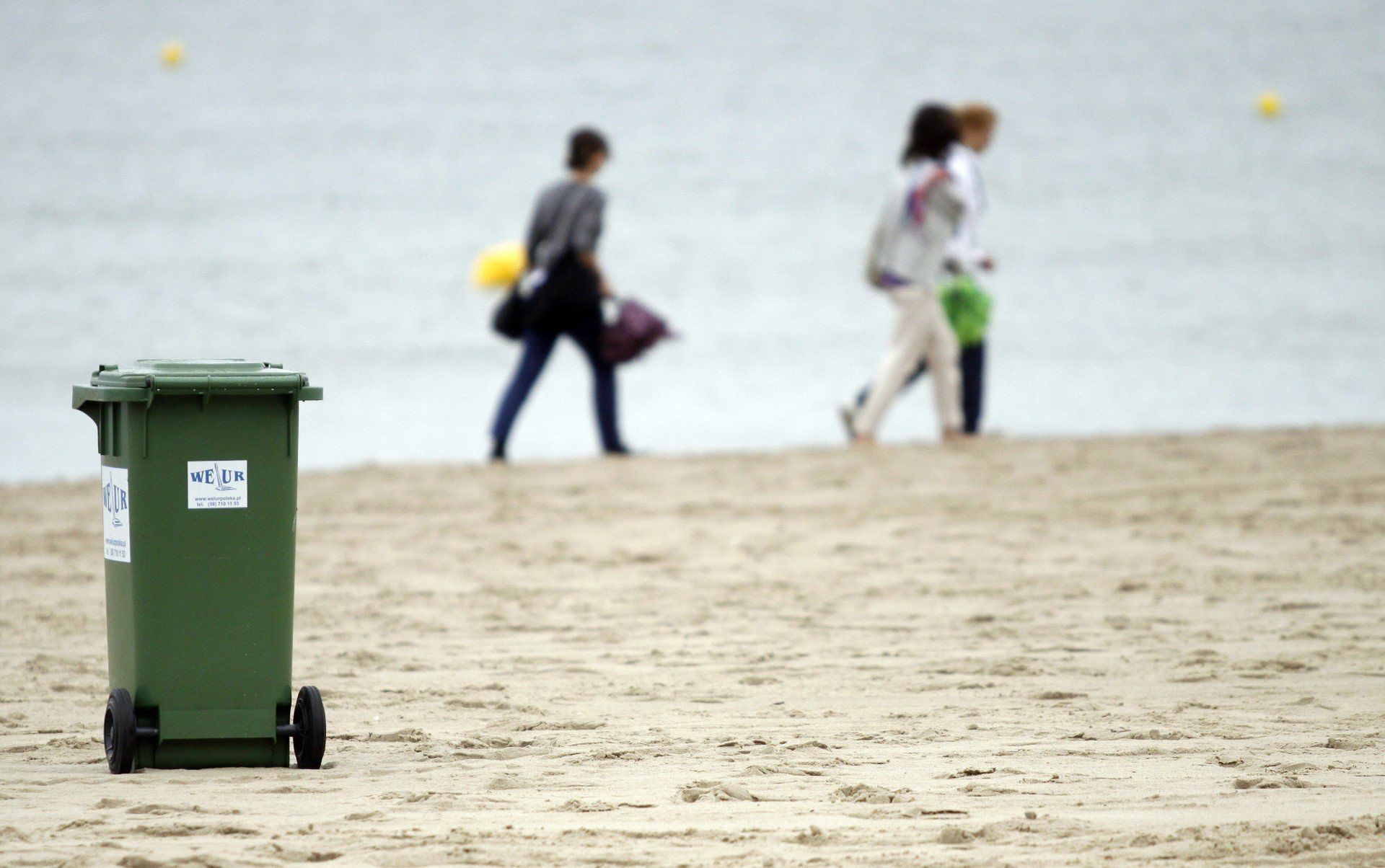 Palenie papierosów i śmiecenie na plaży