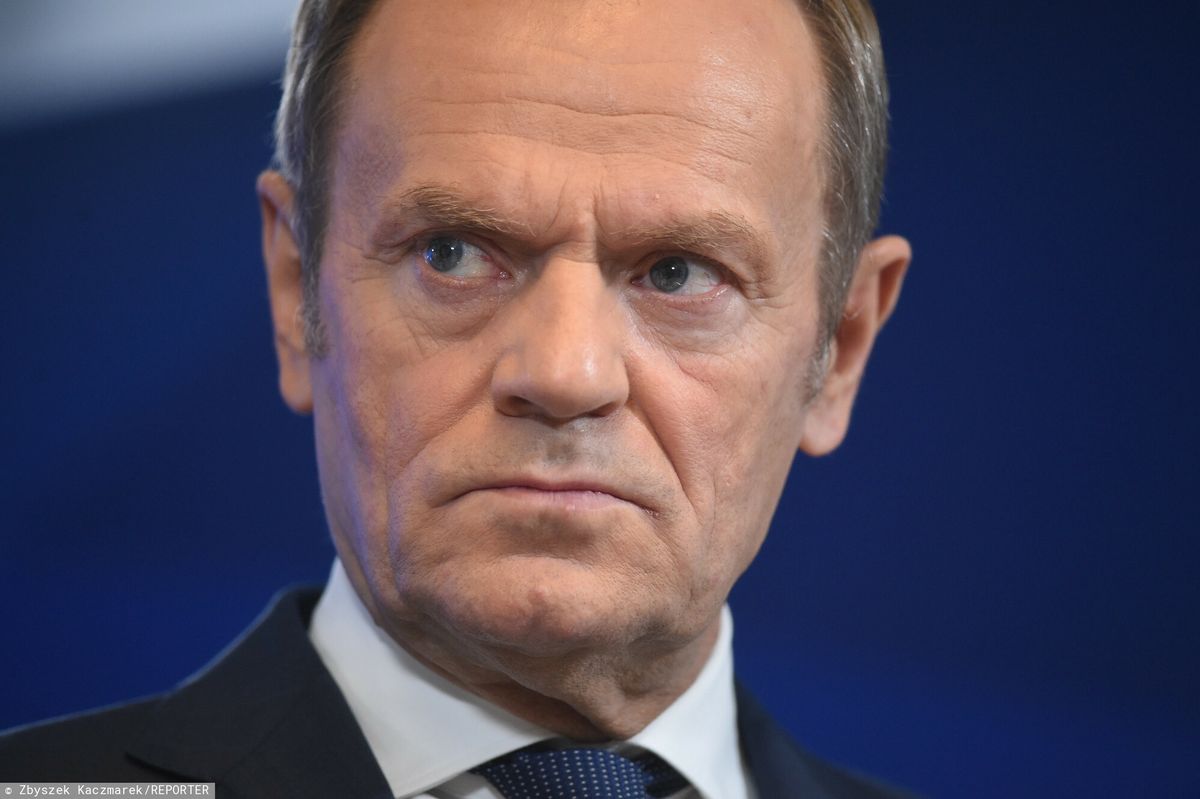 Donald Tusk porusza się hulajnogą elektryczną