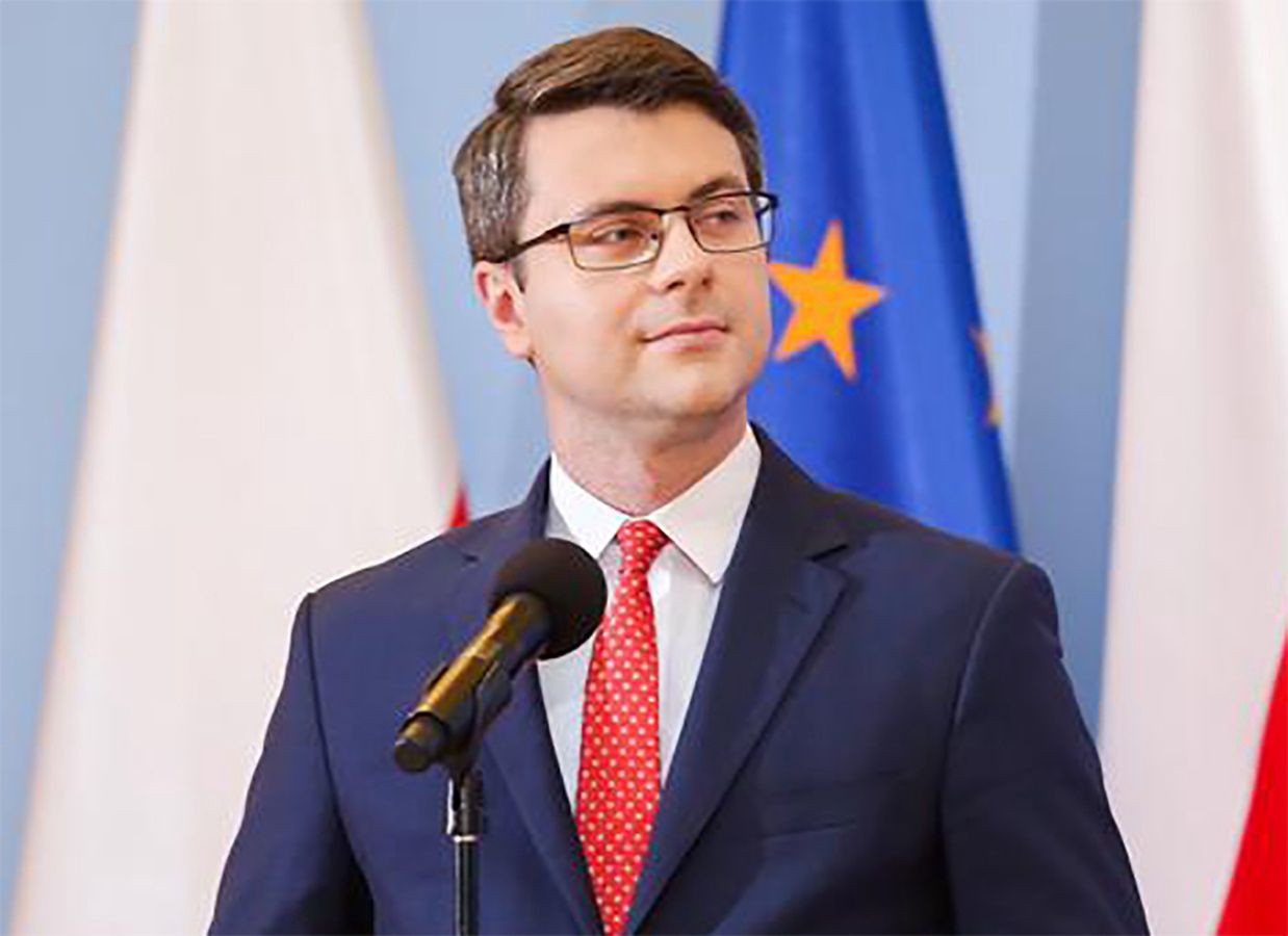 Rzecznik rządu Piotr Müller stwierdził, że rząd rozważa wprowadzenie dodatkowej niedzieli handlowej