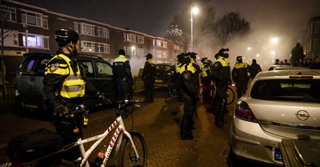 Rzucali fajerwerkami w policję i miejscowych. Niespokojna noc w Holandii