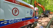 Poważny wypadek podczas prac ziemnych w Dębogórze. Mężczyzna został uderzony dużym elementem