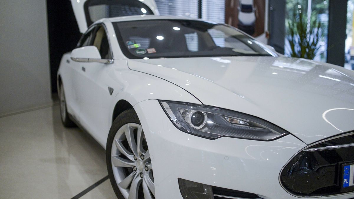 W porównaniu do poprzedniego roku w Polsce wzrosła liczba rejestracji Tesli. 