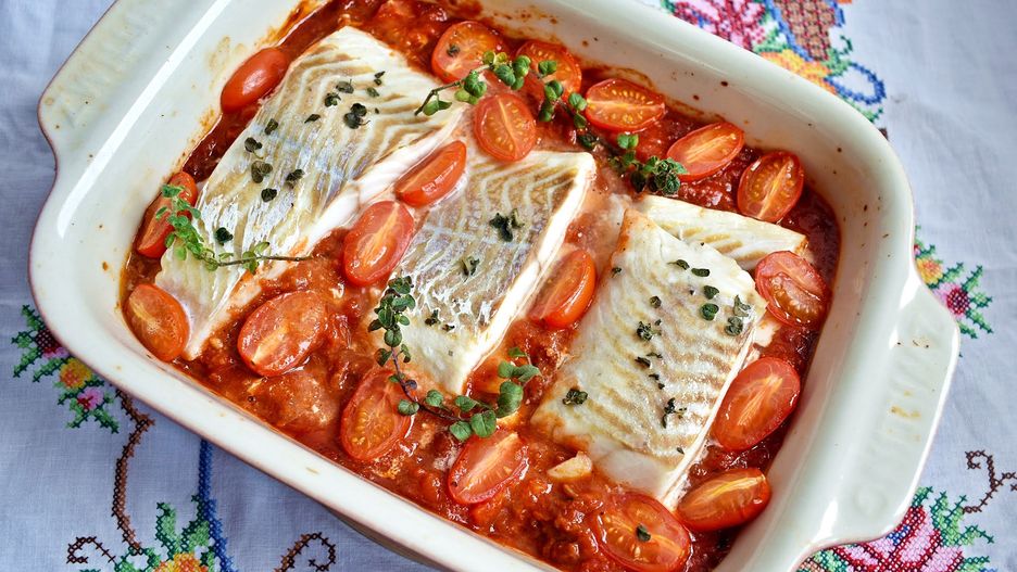 Dorsz pieczony w pomidorach. Smakuje jeszcze lepiej niż z patelni