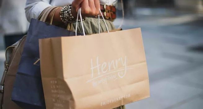 Polacy wierzą w poprawę ich sytuacji ekonomicznej. “Nie rezygnują z przyjemności życia codziennego”