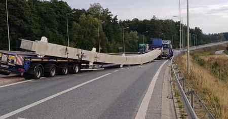 Dźwigar waży 51 ton. Zablokował drogę pod Warszawą