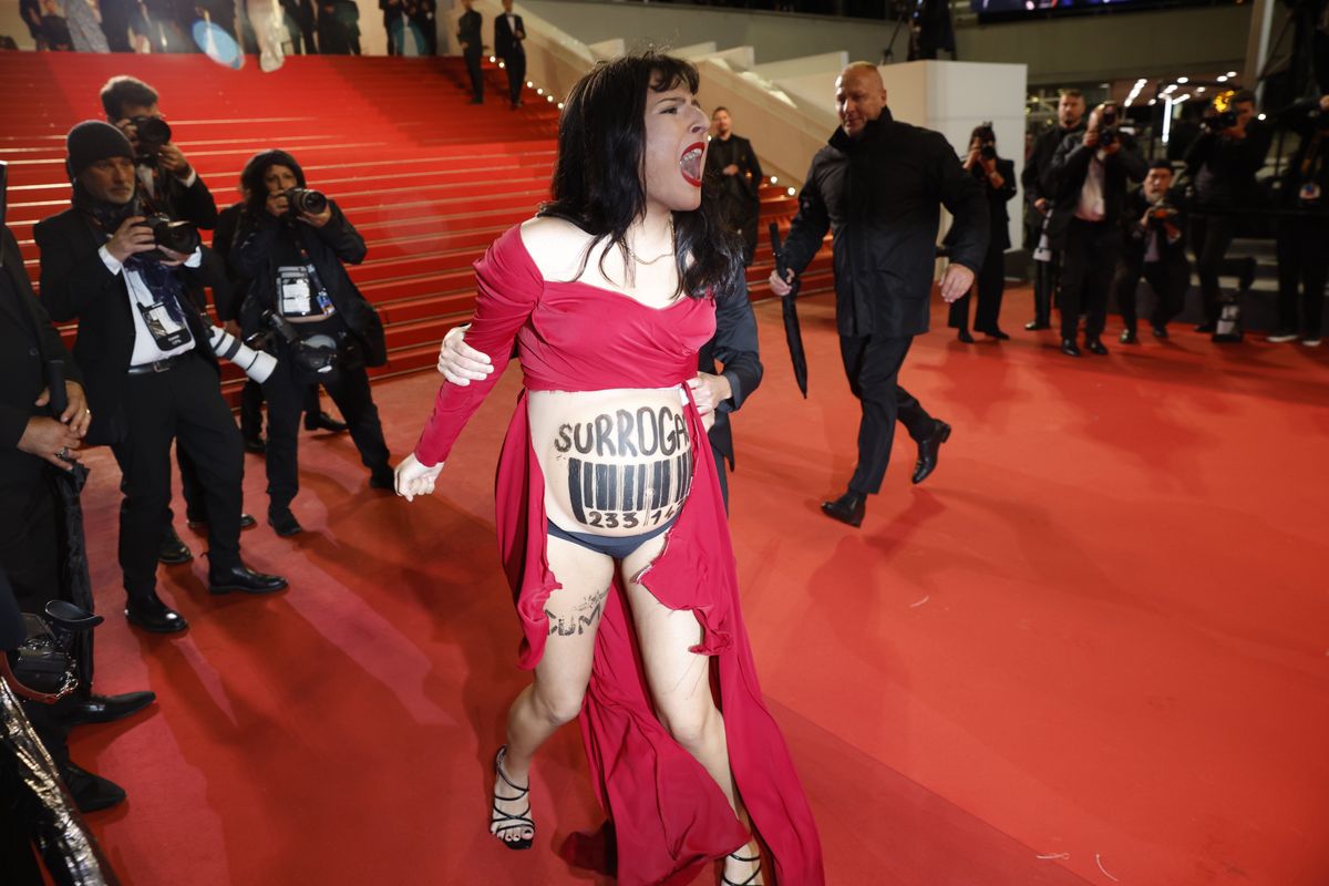 Protestująca aktywistka w Cannes