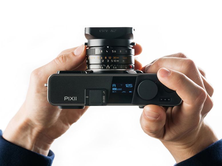 Pixii ma 12 Mpix, matrycę APS-C, 4 GB wewnętrznej pamięci i brakuje mu ekranu 2