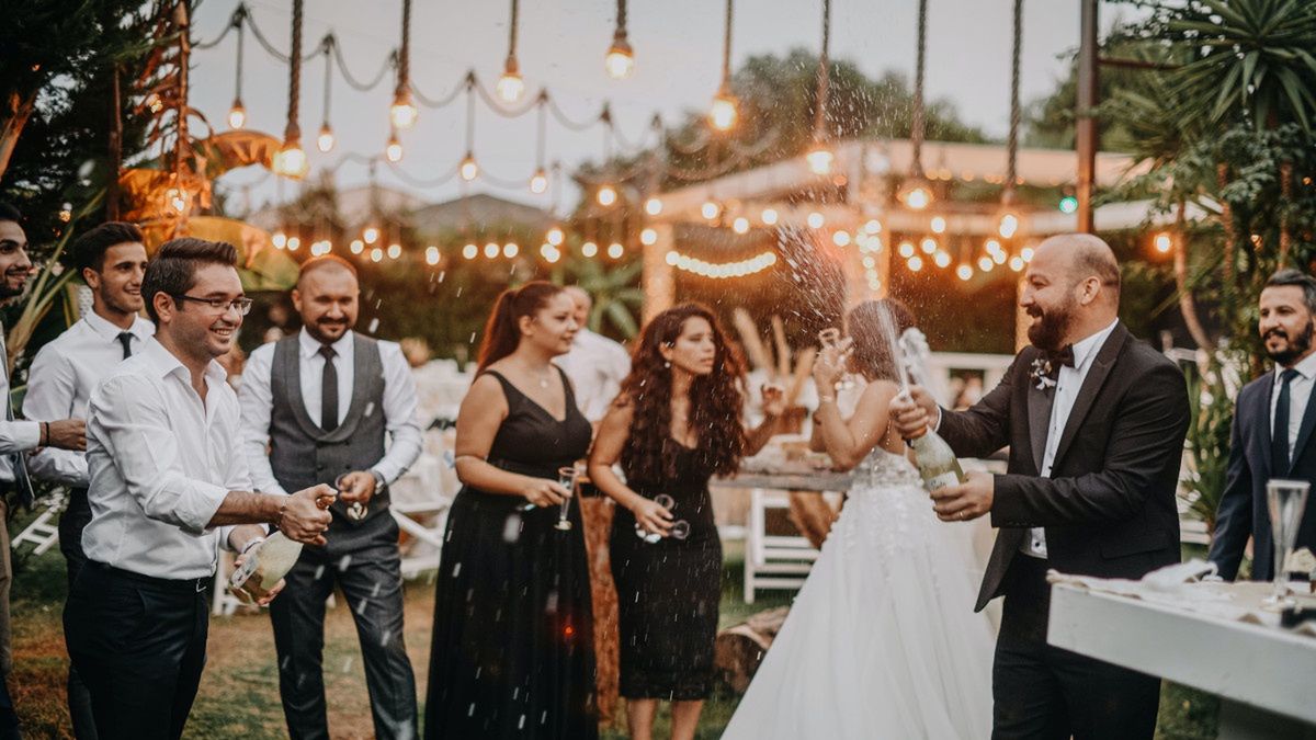 Picie szampana na przyjęciu weselnym