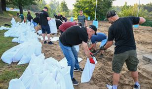 Fala powodziowa. Wrocław umacnia wały, ale nie obyło się bez incydentów